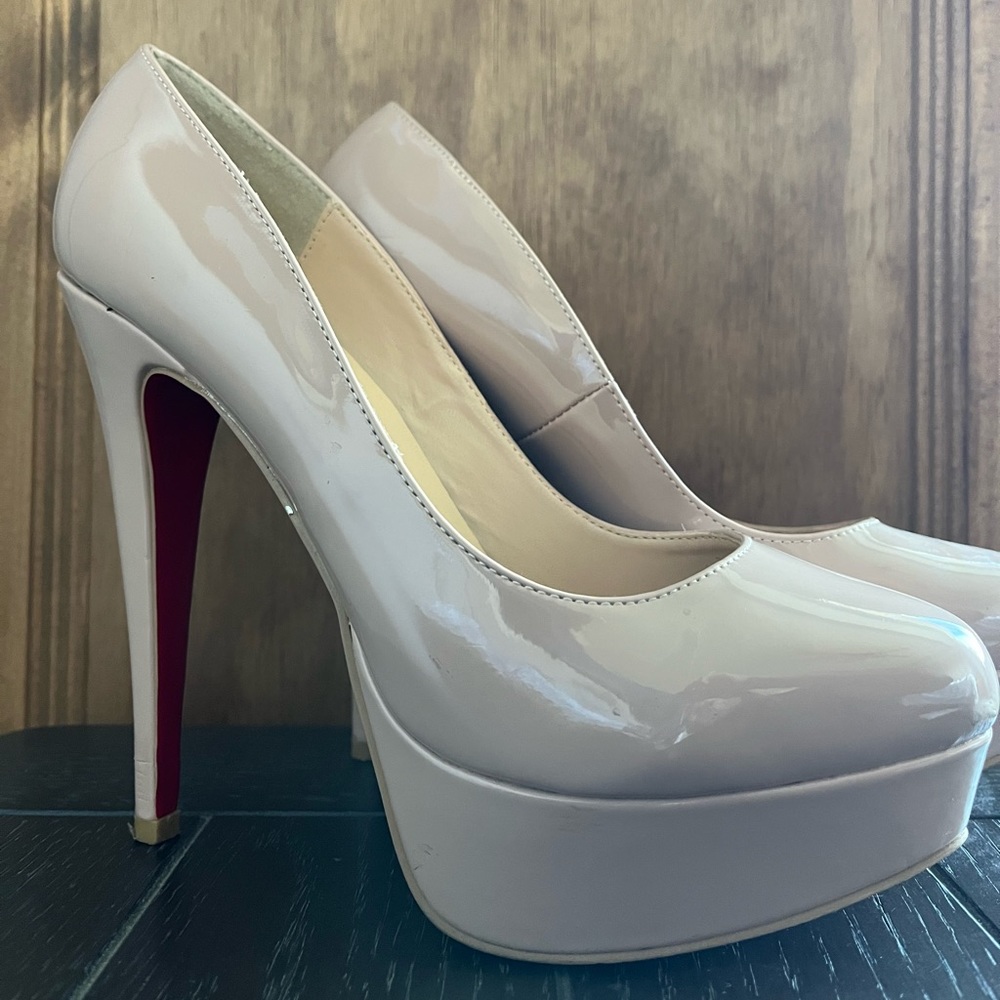 Red Bottoms 🍎 size 9